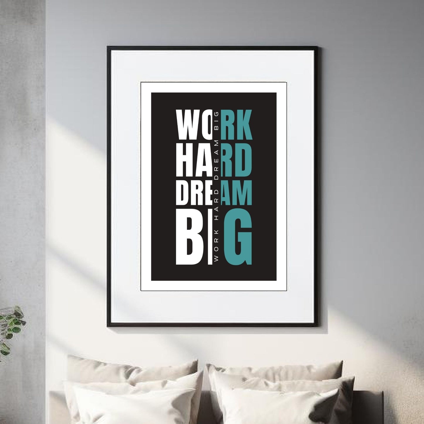 "Work hard dream big" - tekstplakat med hvit og grønn tekst, og sort bakgrunn. Illustrasjon viser plakat i sort ramme og hvit passepartout.