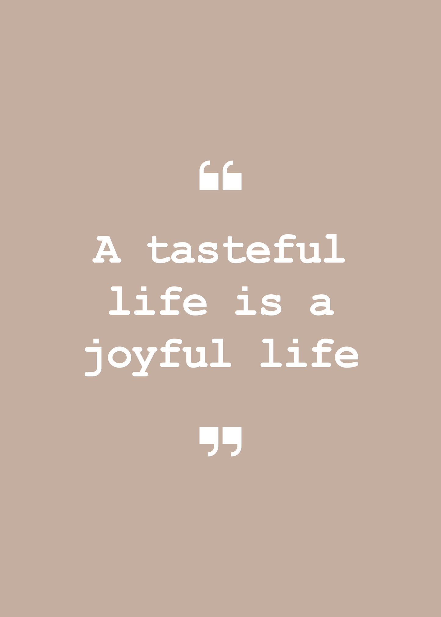 Gi veggene dine et stilrent løft med dette sitatet fra Everyday Delights-serien: “A tasteful life is a joyful life” – en hyllest til hverdagsnytelse, estetikk og smak i både mat og liv. Hvit tekst på blush taupe bakgrunn.