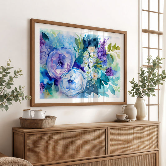 Blomsterplakat i blåtoner vist horisontalt over lys skjenk