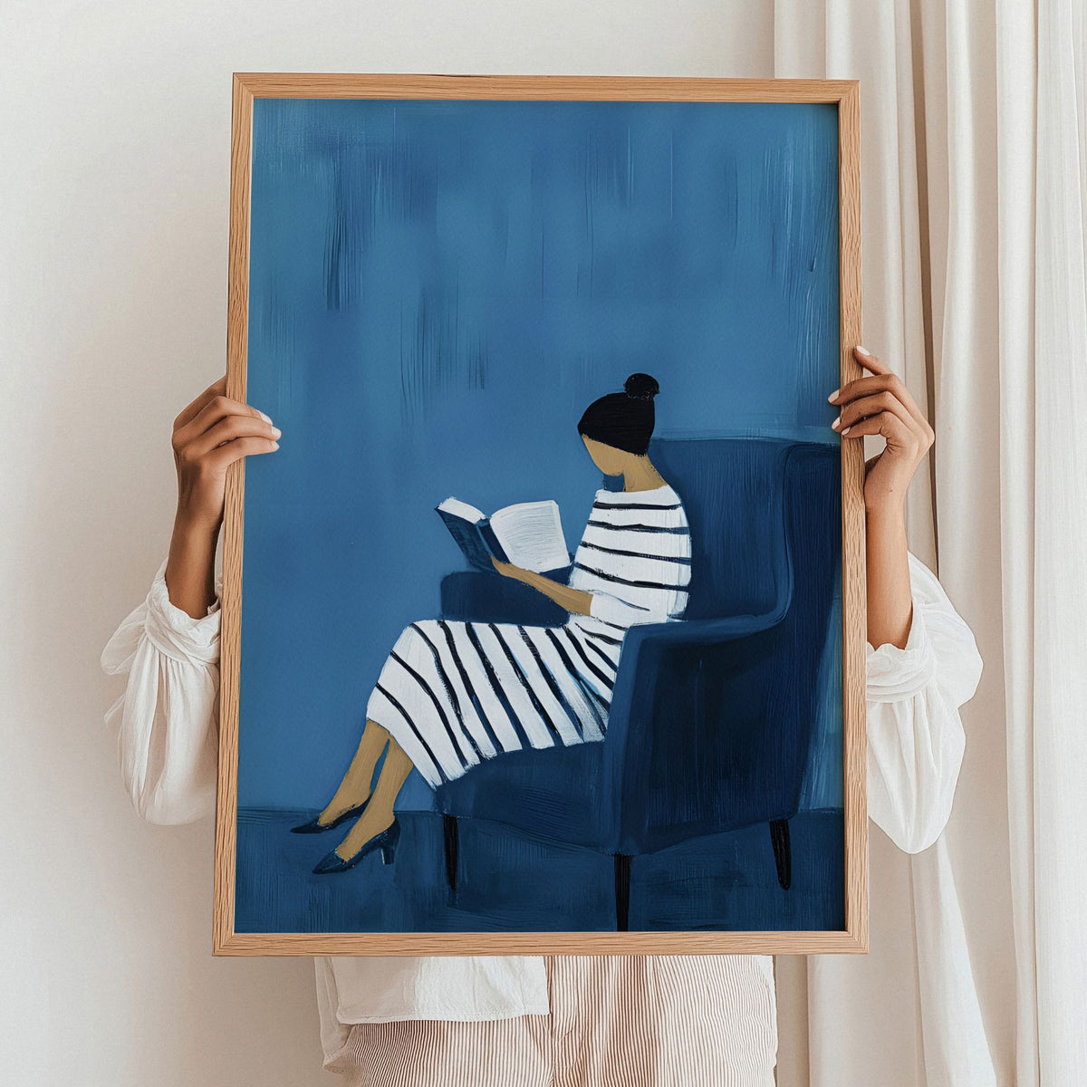 Blue Reading Hour kunstplakat holdt opp i eikeramme som inspirasjon til innramming
