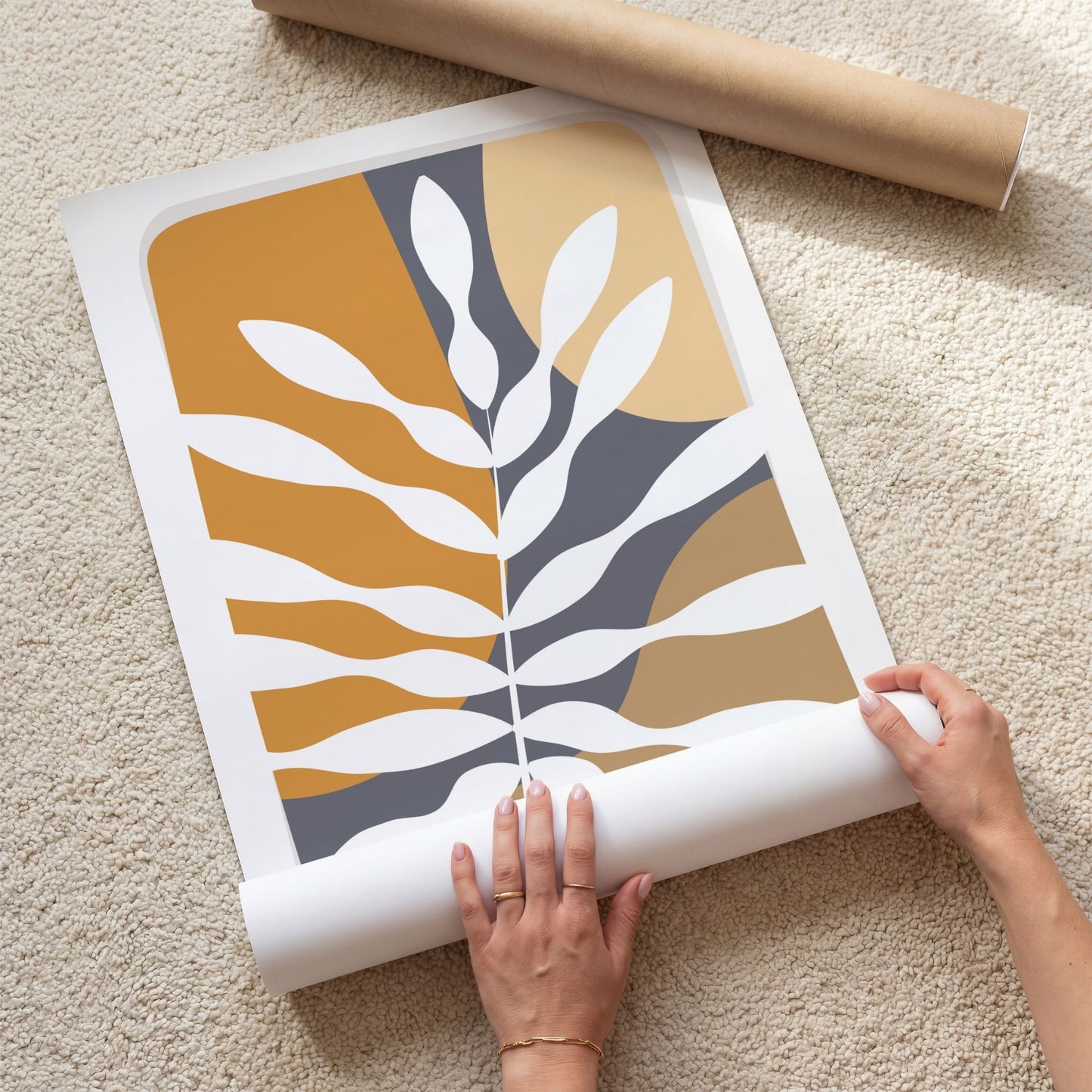 Botanical Layers botanisk plakat med hvitt bladverk og organiske fargefelt i oker, beige og grått