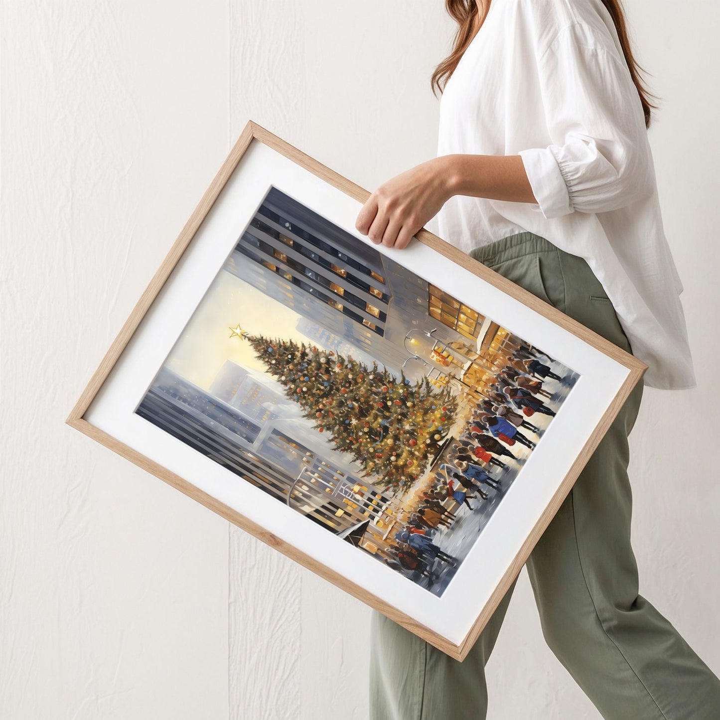 Byens store juletre plakat med stort opplyst juletre og vinterlig byliv. Illustrasjon viser plakat med passepartout i eik ramme.
