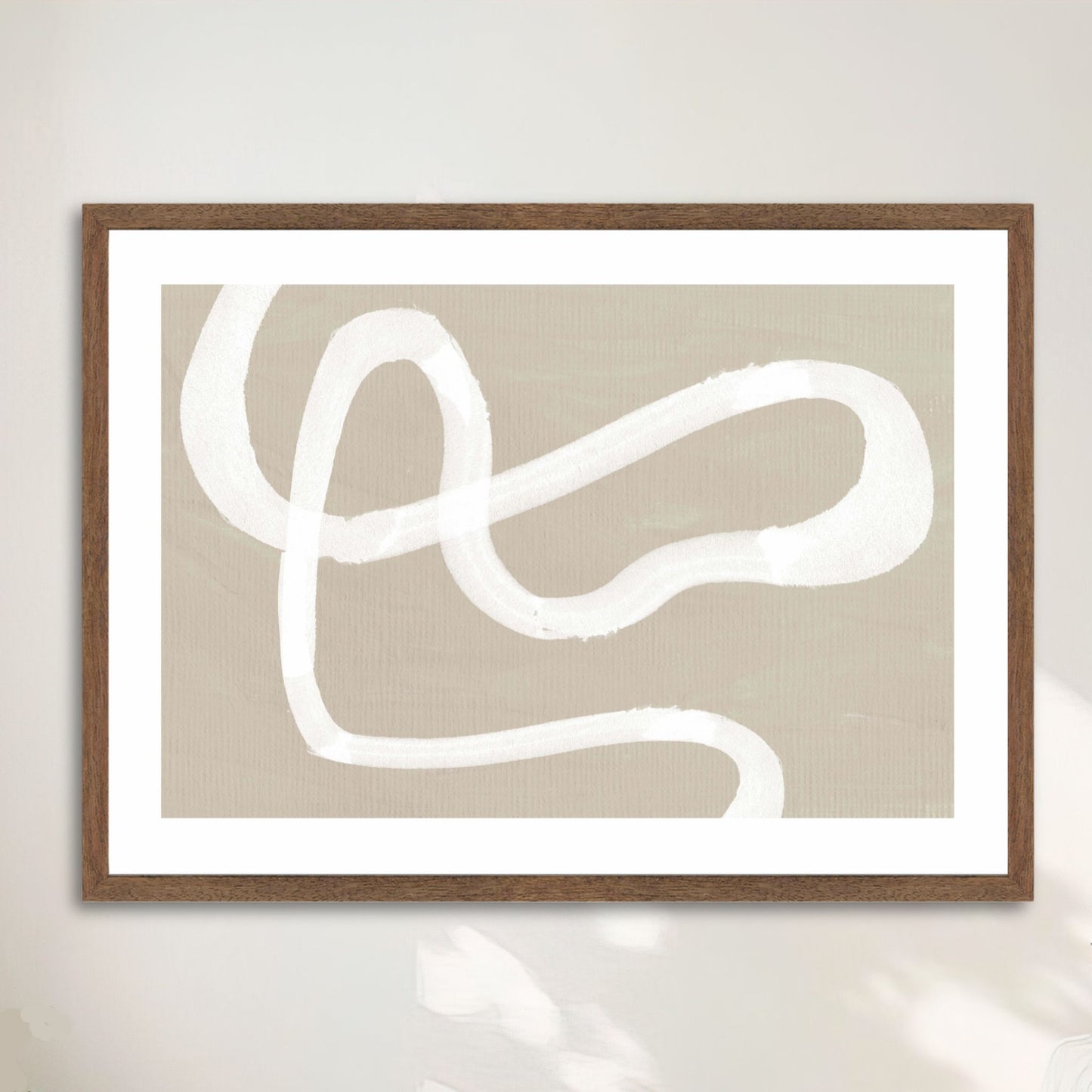 Calm Flow – abstrakt plakat i beige med hvit linje. Illustrasjon viser plakat i valnøtt ramme.