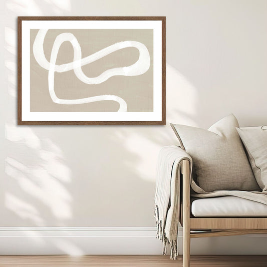 Calm Flow – abstrakt plakat i beige med hvit linje. Illustrasjon viser plakat i valnøtt ramme ved en sofa.