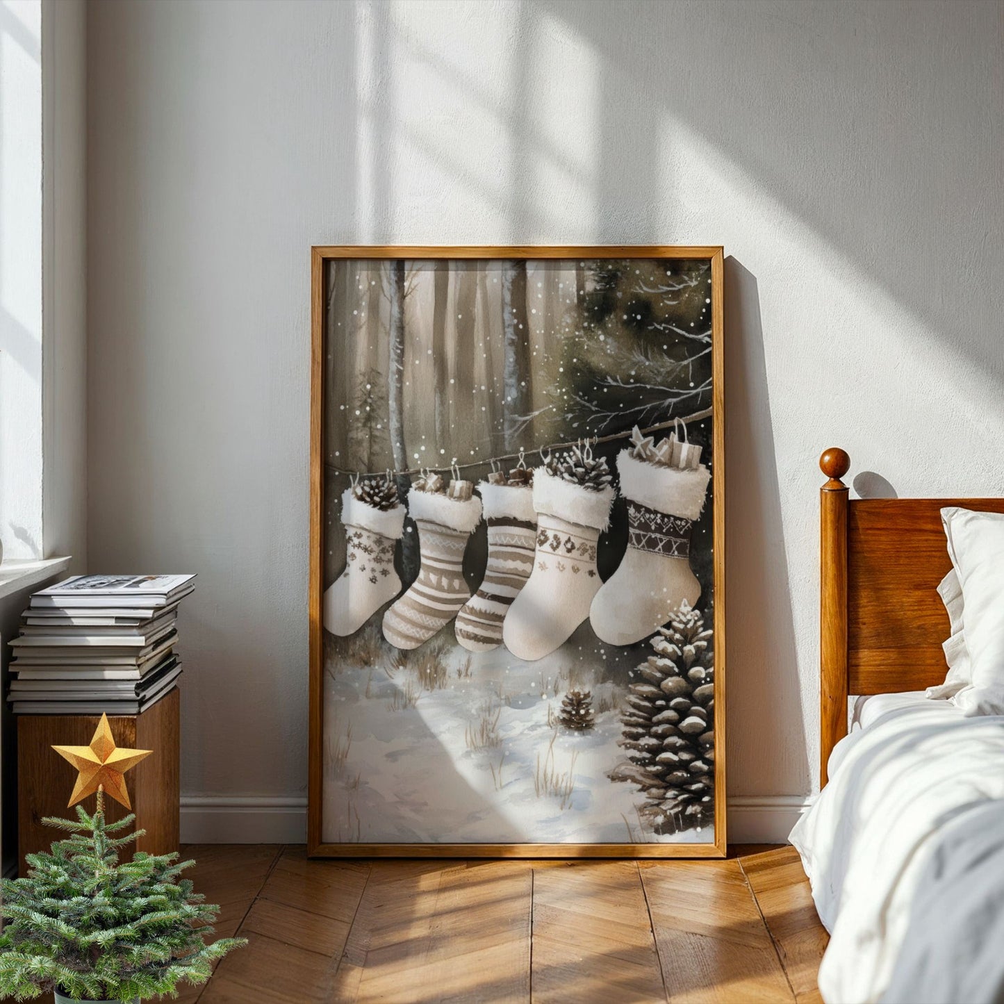 Fem vinterstrømper henger fra en snor mellom trær i snø, omgitt av kongler og vintergrener. Illustrasjon viser plakat uten hvit kantlinje i eik ramme.