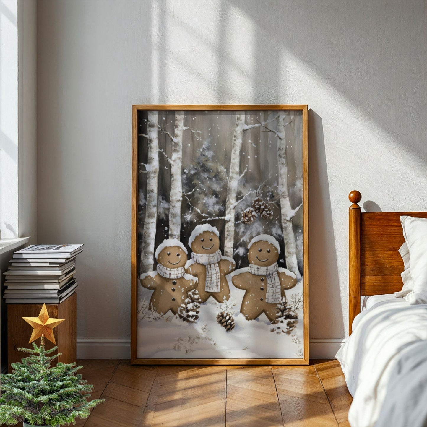 To pepperkakefigurer i skjerf og lue står hånd i hånd i en snødekt skog omgitt av kongler og trær. Illustrasjon viser plakat uten hvit kantlinje i eik ramme.