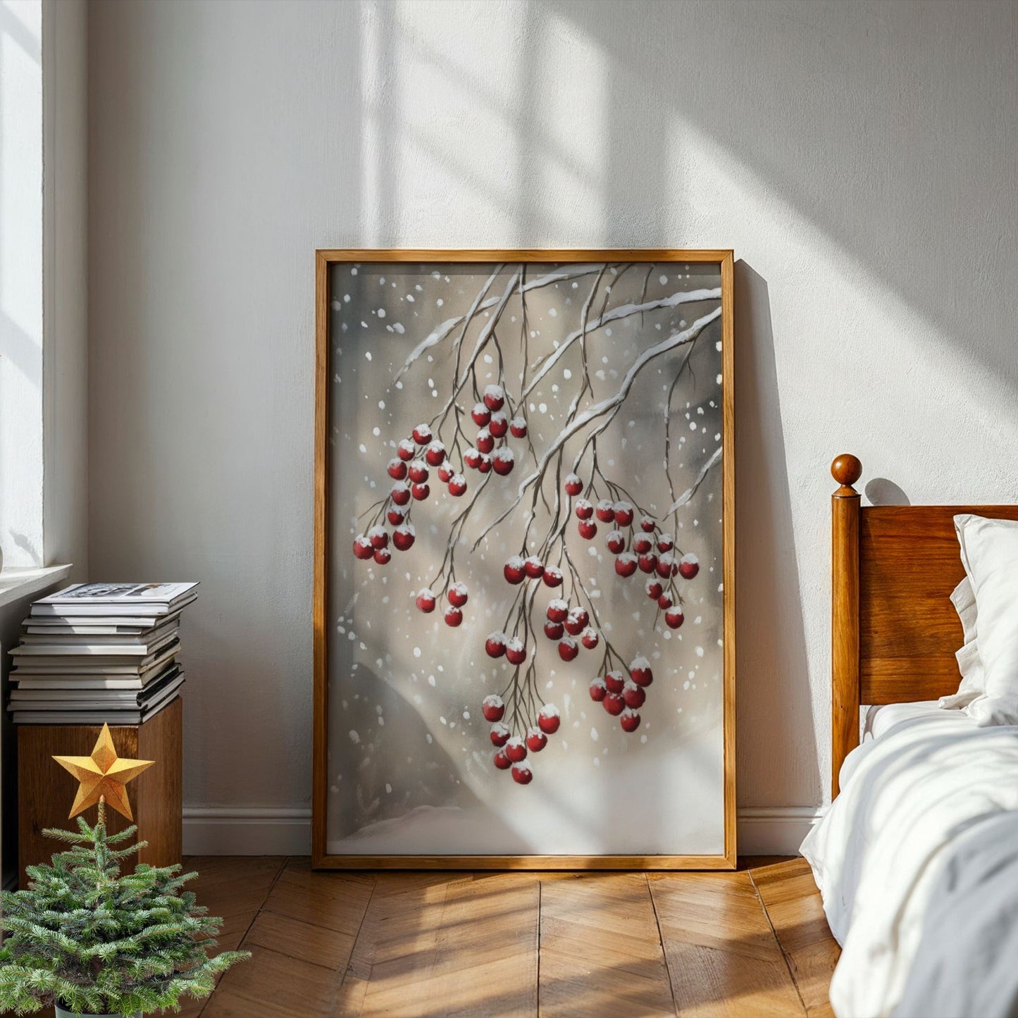 Røde bær på tynne, snødekte grener mot en dempet vinterhimmel. Illustrasjon viser plakat utn hvit kantlinje i eik ramme.