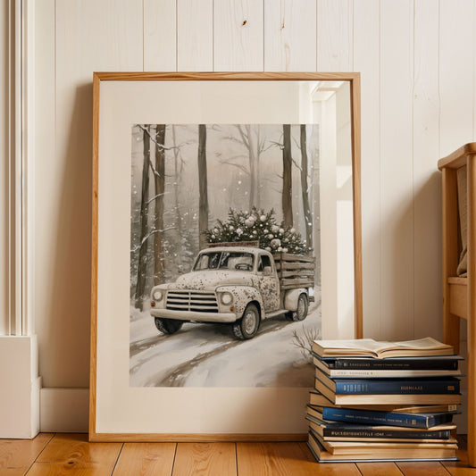 Gammel lastebil med pyntet juletre på lasteplanet kjører på snødekt vei omgitt av trær og snø. Illustrasjon viser plakat med passepartout i eik ramme.