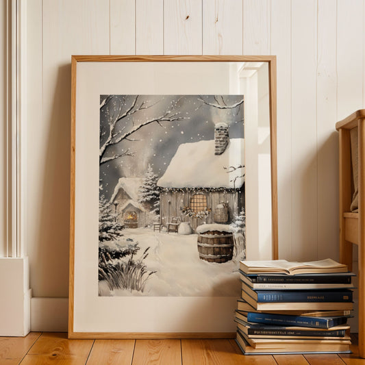 Tømmerhytte med snødekt tak og varme lys i vinduet omgitt av vintertrær og snøfall. Illustrasjon viser plakat med passepartout i eik ramme.