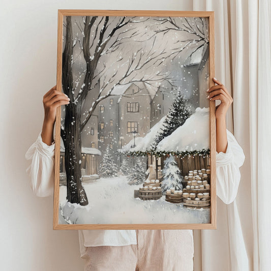 Snødekt bygate med vintermarked, boder fulle av varer og bygninger i bakgrunnen omgitt av snø og trær. Illustrasjon viser plakat uten hvit kantlinje i eik ramme.