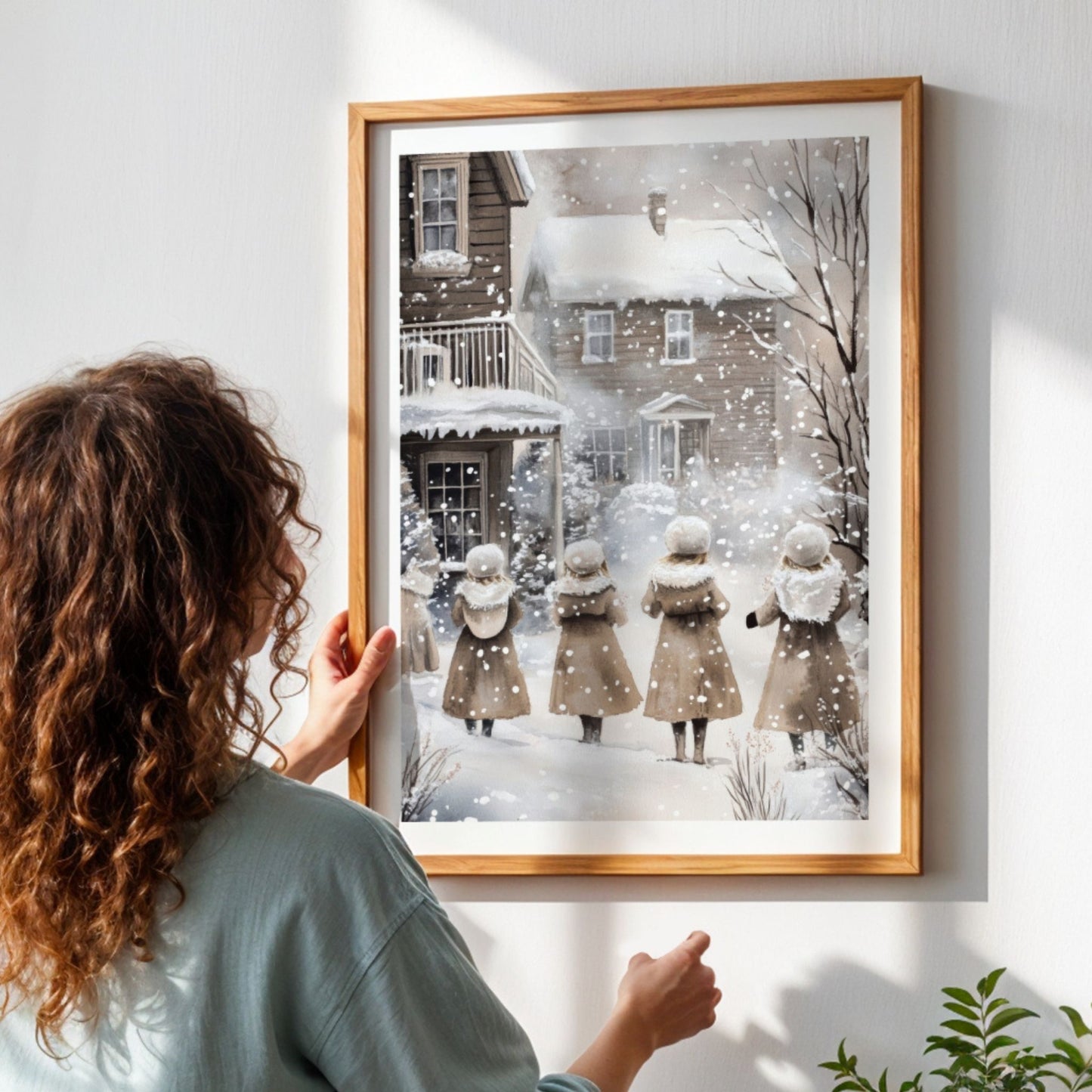 Tre barn med vinterklær går langs en snødekt vei, omgitt av trær og snø. Illustrasjon viserplakat med hvit kantlinje i eik ramme.