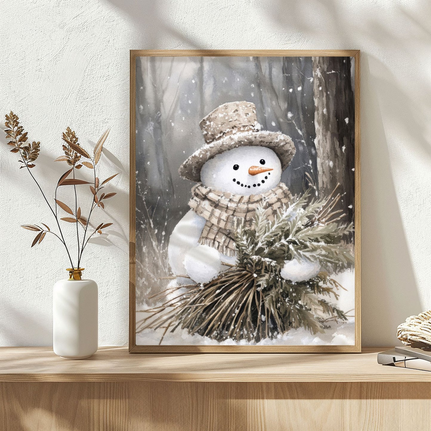 Snømann med vintergrener står i et snødekt landskap, omgitt av snø og trær. Illustrasjon viser plakat uten hvit kantlinje i eik ramme.