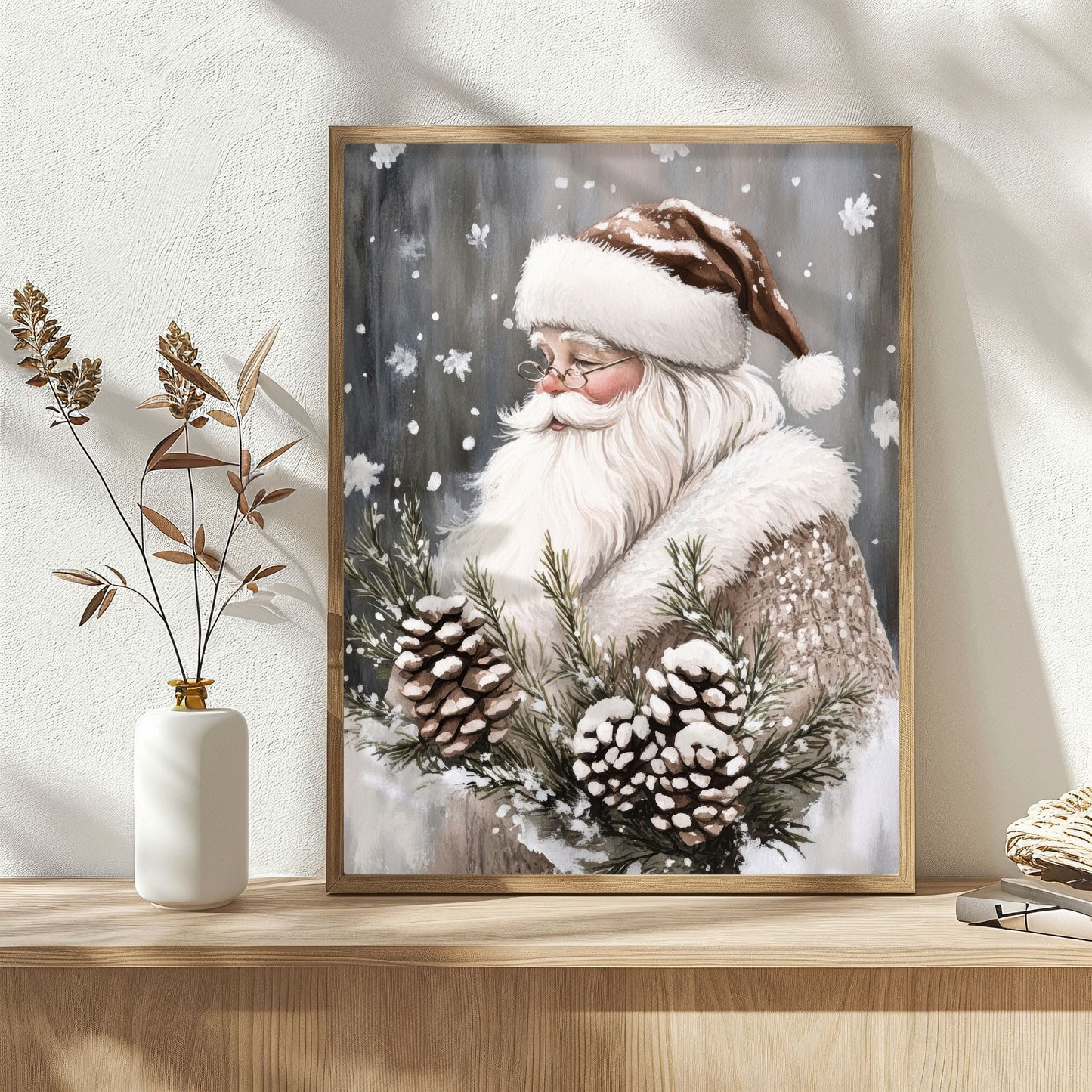 Nisse med hvitt skjegg og rød lue holder granbar og kongler i snødekt landskap med snøfnugg i luften. Illustrasjon viser plakat uten hvit kantlinje i eik ramme.