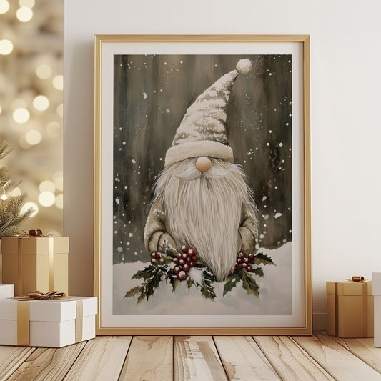 Nisse med lang lue står i snøen omgitt av kristtorn og røde bær i et vinterlandskap. Illustrasjon viser plakat med hvit kantlinje i eik ramme.