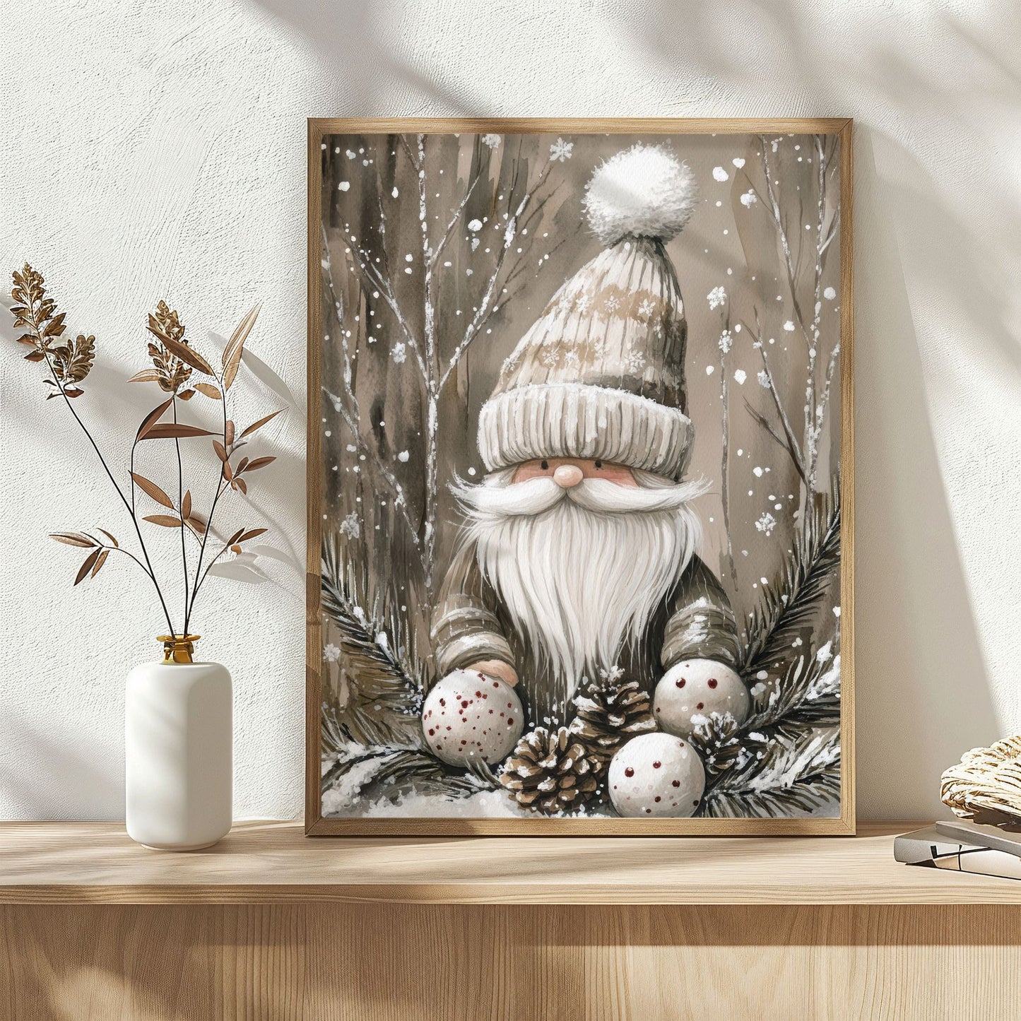 Nisse med lysegrå lue står i snøen med julekuler og kongler. Illustrasjon viser plakat uten hvit kantlinje i eik ramme.