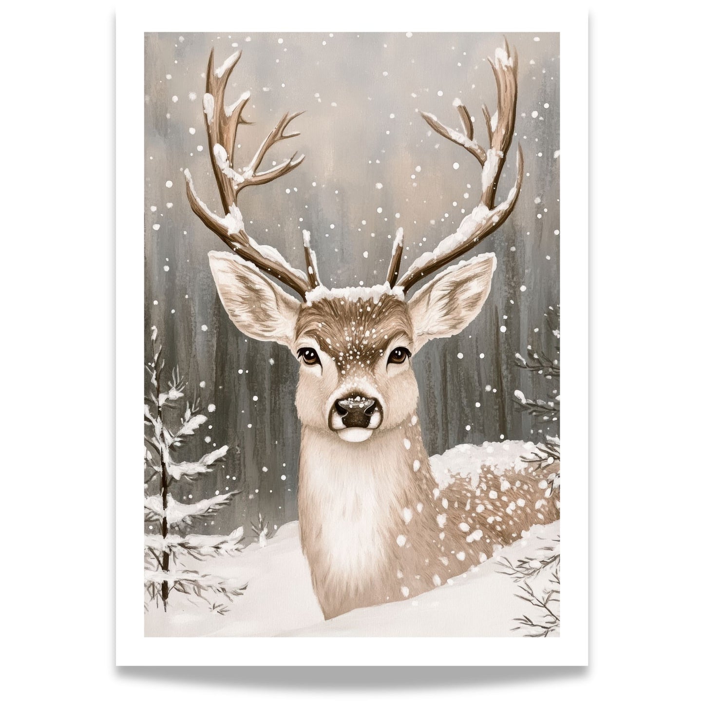 Reinsdyr med snø på hornene står i et vinterlandskap med trær og snø.