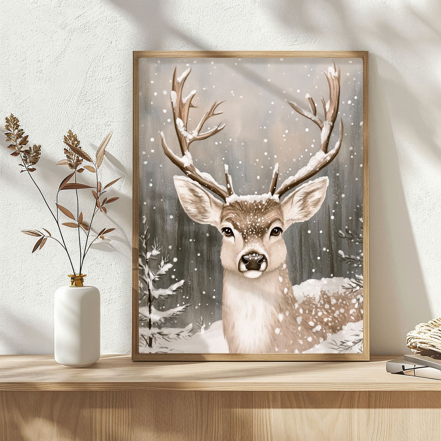 Reinsdyr med snø på hornene står i et vinterlandskap med trær og snø. Illustrasjon viser plakat uten hvit kantlinje i eik ramme.