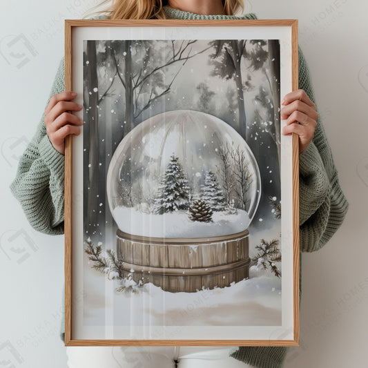 Snøkule på trebase med to små grantrær og snø, plassert i en rolig, snødekt skog. Illustrasjon viser plakat med hvit kantlinje eik ramme.