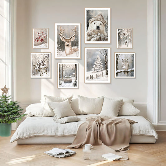 Interiørbilde med Cozy Winter Story Collection – Galleri 3, Alternativ 1. 8 vinterplakater med koselige motiver av katt, nisse, peis og vinterlandskap, vist på vegg i lyst nordisk interiør med varme tekstiler og naturlige toner.