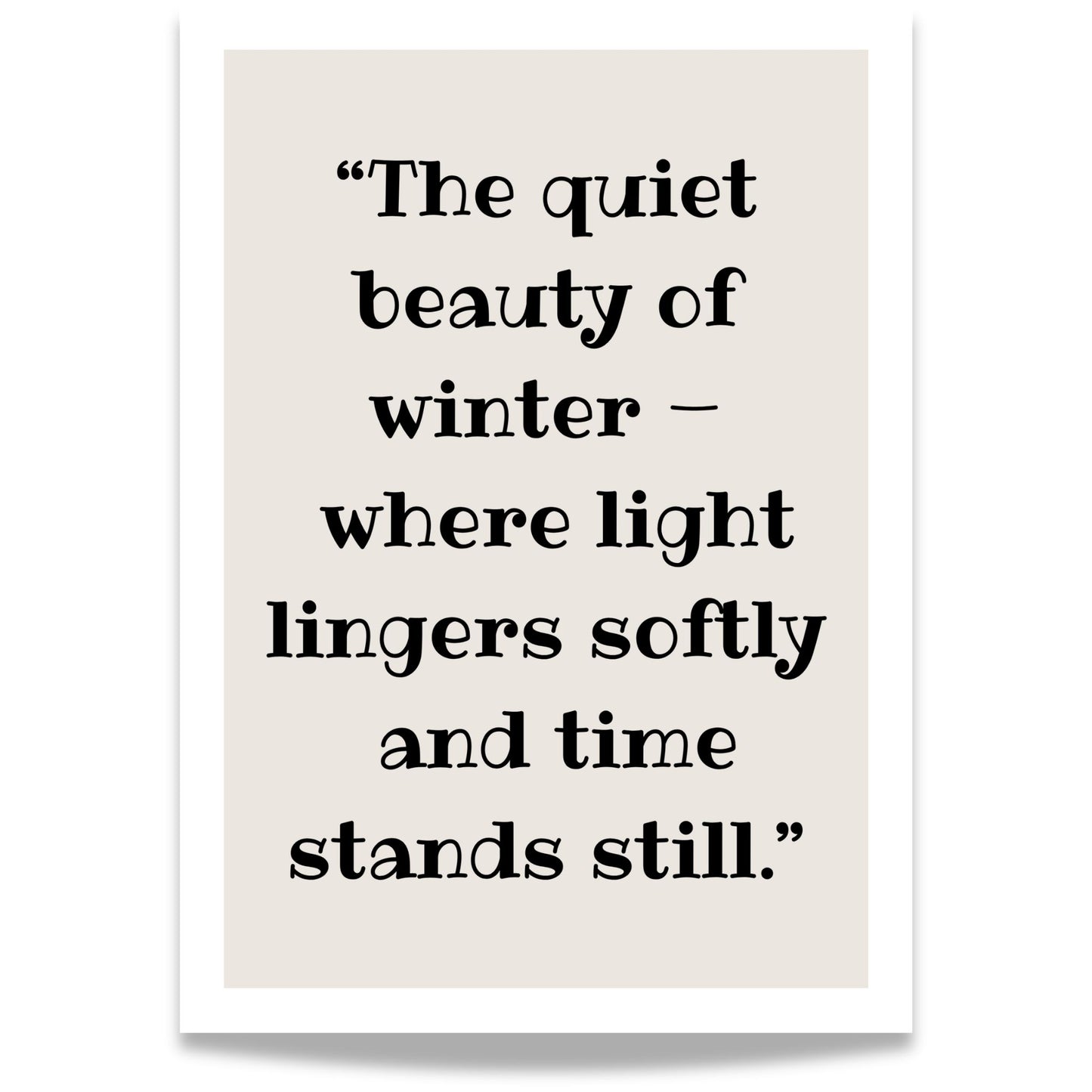 Minimalistisk vinterplakat med sitatet ‘The quiet beauty of winter – where light lingers softly and time stands still.’ på lys beige bakgrunn og hvit kantlinje.