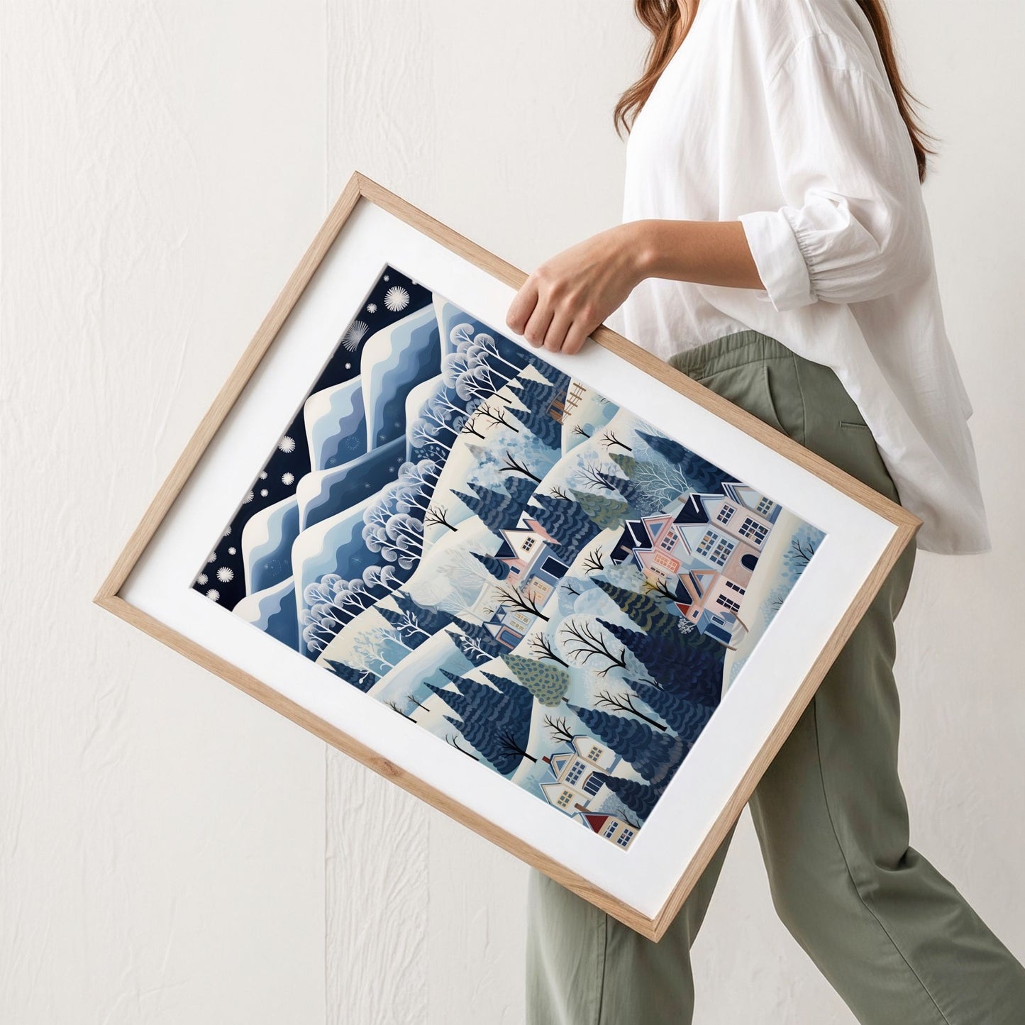 Fjellvinter plakat med snødekte fjell, vintertrær og små hus i blåtoner. Illustrasjon viser plakat med passepartout i eik ramme.