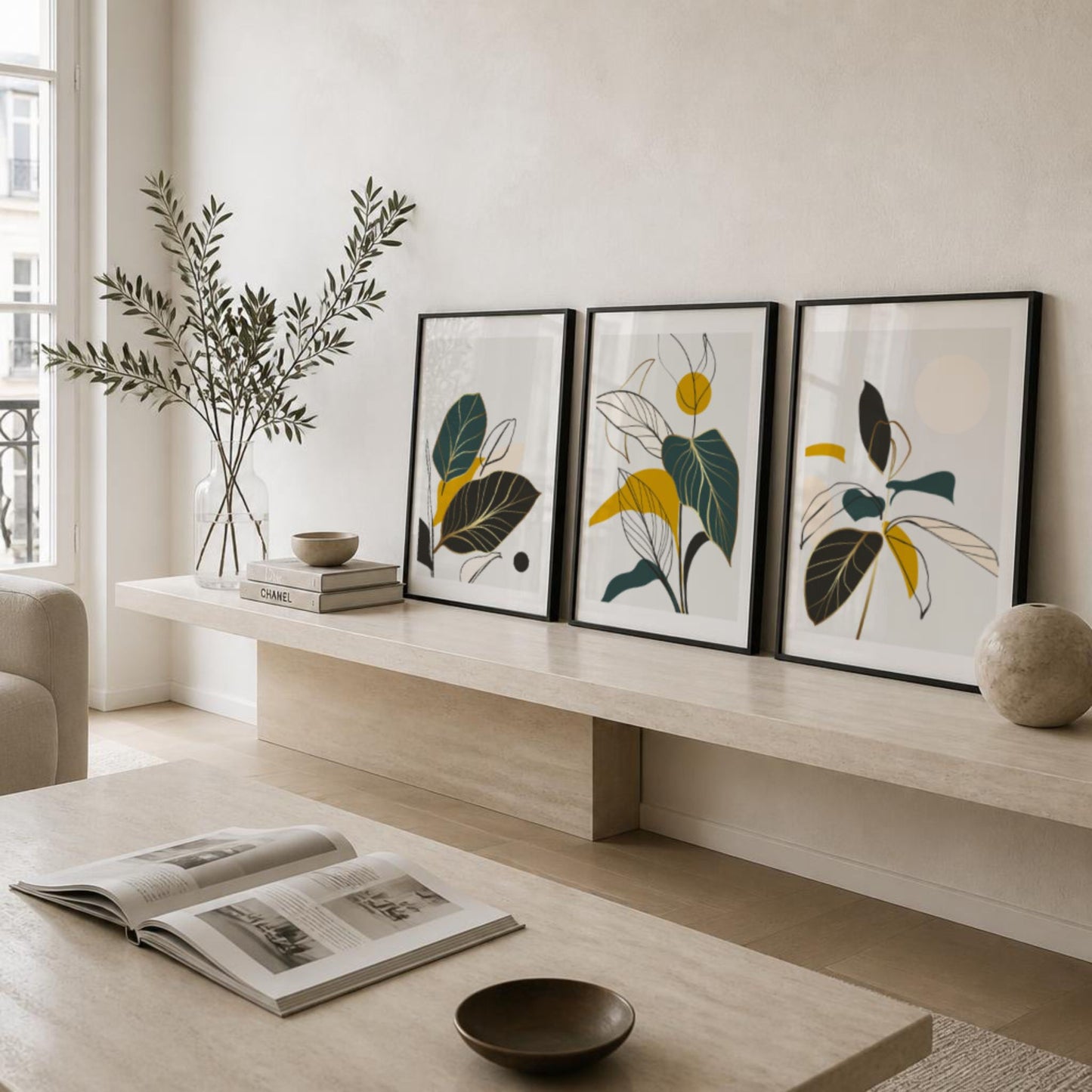 Golden Botanica Trio med Golden Leaves, Botanical Rhythm og Quiet Bloom i sorte rammer på benk