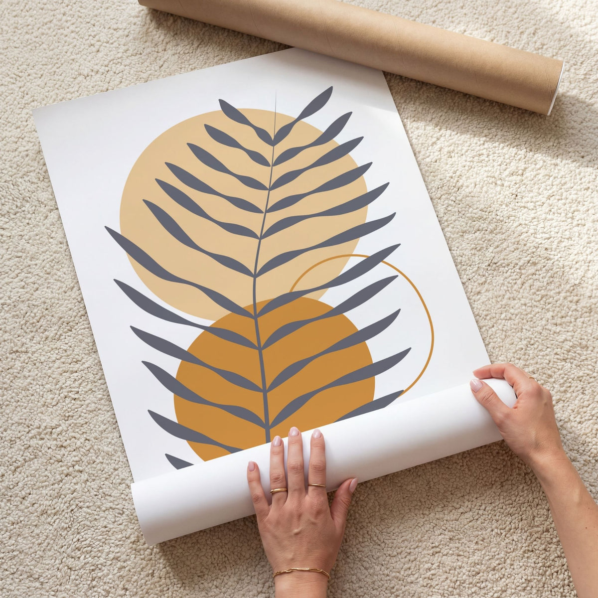 Golden Fern grafisk boho-plakat med bregne og geometriske former i beige, oker og grått