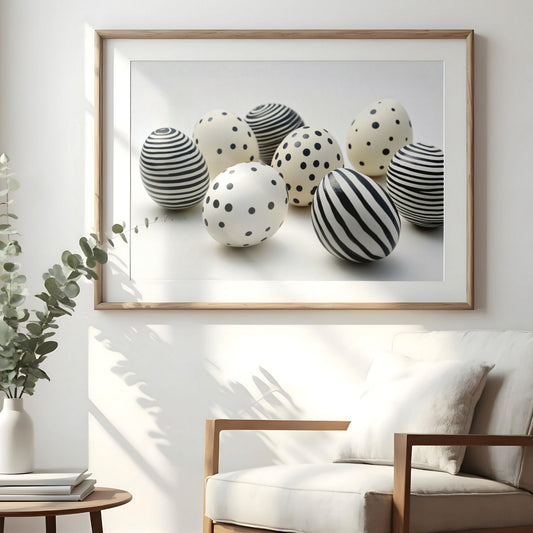 Påskeplakat med sort-hvite dekorative egg i moderne interiør