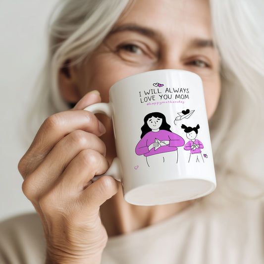 Kvinne holder keramikkrus med illustrasjon og teksten “I will always love you mom”