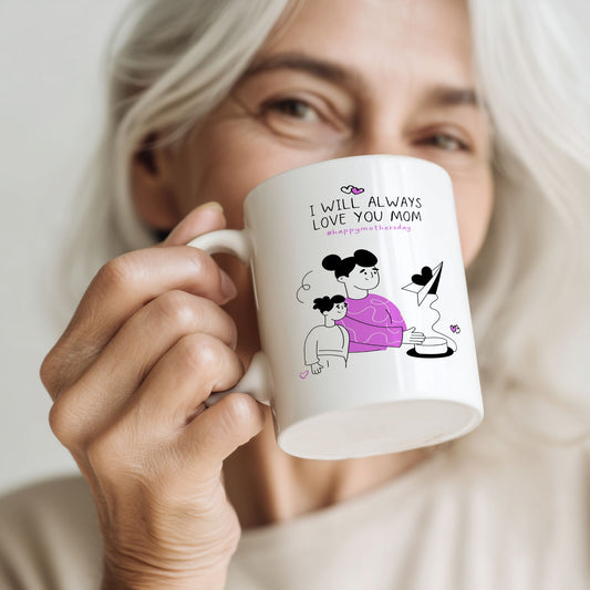 Kvinne holder keramikkrus med illustrasjon og teksten “I will always love you mom”