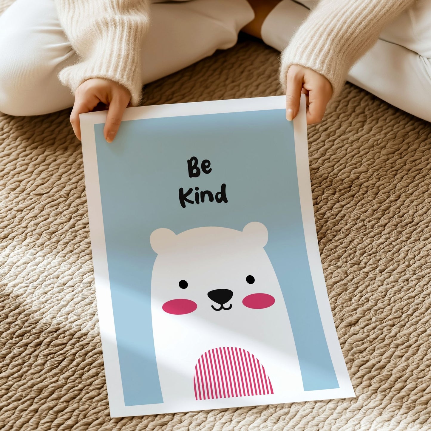 Isbjørn plakat Be Kind med hvit kant vist liggende på gulv