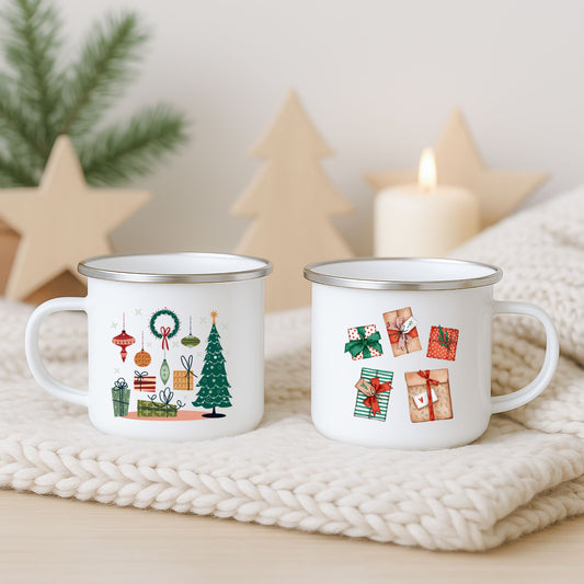 Hvitt emaljekrus med moderne grafiske juleillustrasjoner på én side og fire kreative julepakker på den andre, fotografert på lys strikket duk med juledekor i bakgrunnen.