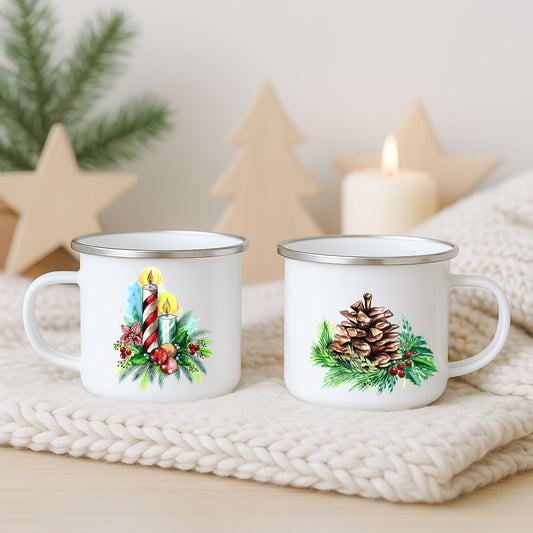 Hvitt emaljekrus med to julemotiver: tente julelys dekorert med granbar og en stor kongle med vintergrønt, fotografert på lys strikket duk med juledekor i bakgrunnen.