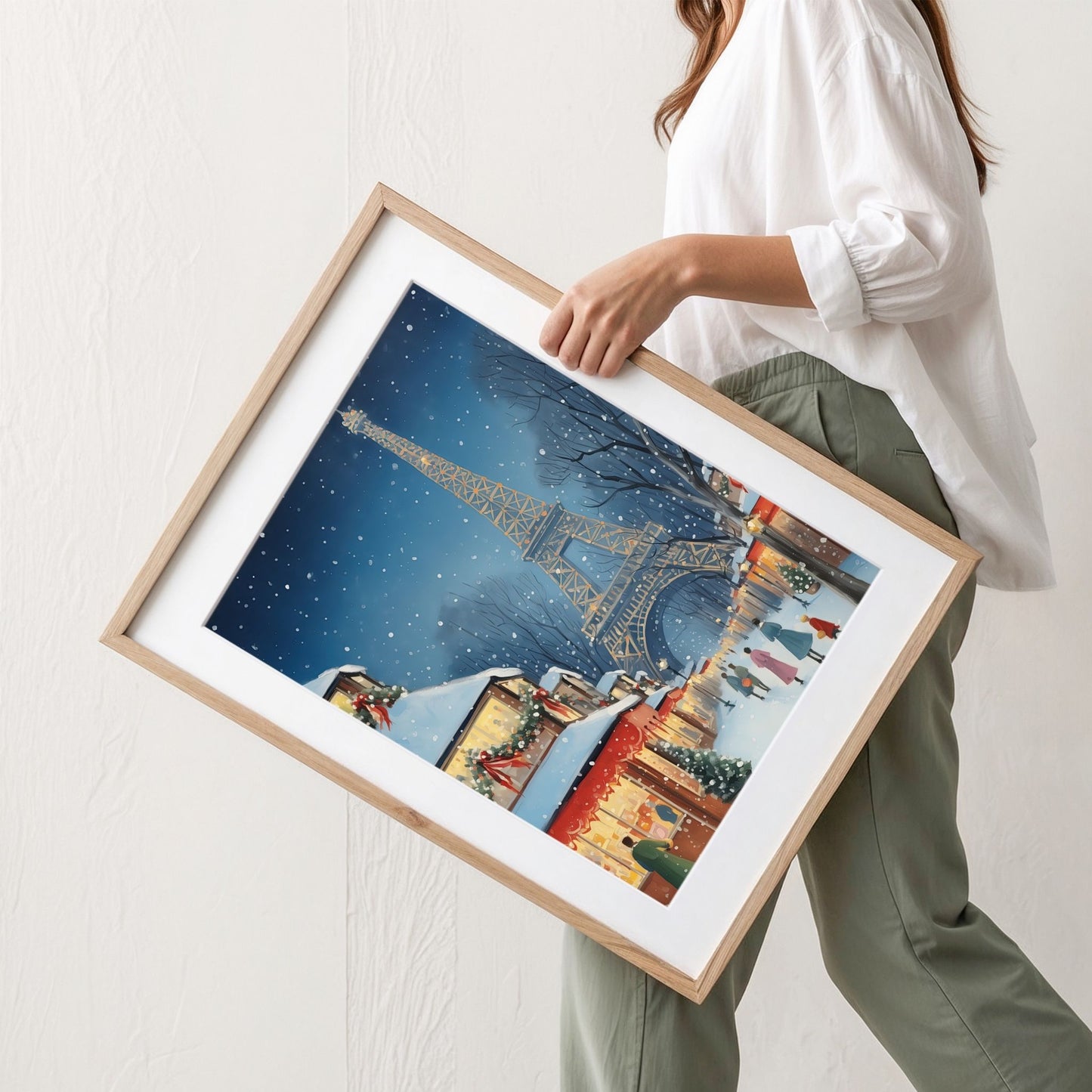 Julemarked i Paris plakat med Eiffeltårnet, juleboder og snøfall. Illustrasjon viser plakat med passepartout i eik ramme.