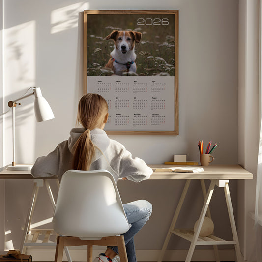 Kalender 2026 med plass for eget opplastet bilde og moderne, minimalistisk layout. Illustrasjon viser kalender med foto av kjæledyr i eik ramme på et barnerom.