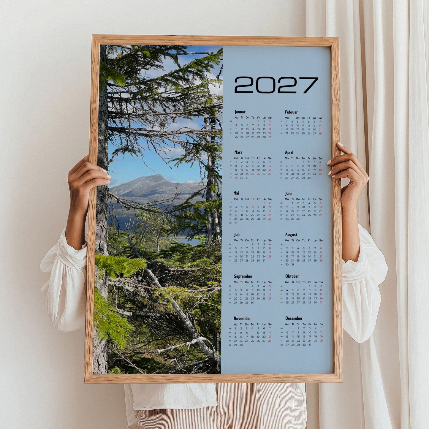 Kalender 2027 med norsk fjellmotiv fra Dærgafjellet i Røyrvik vist i eikeramme