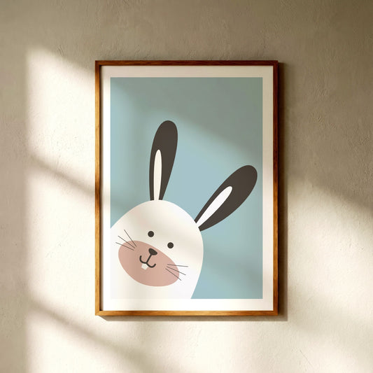Kanin plakat i ramme på vegg i lyst barnerom