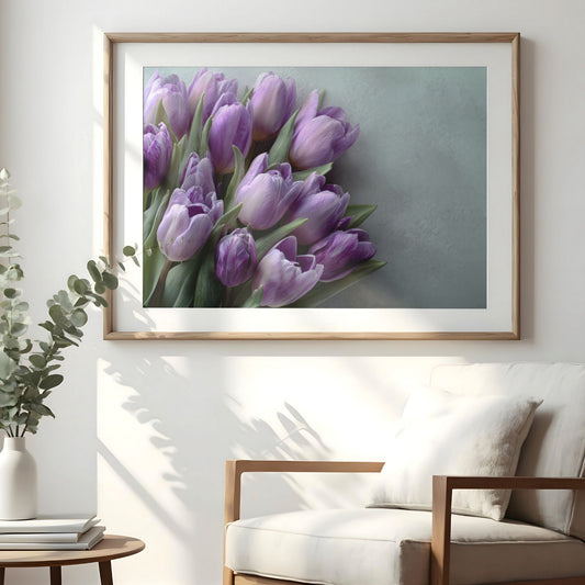 Plakat med lilla tulipaner på vegg i lyst nordisk interiør
