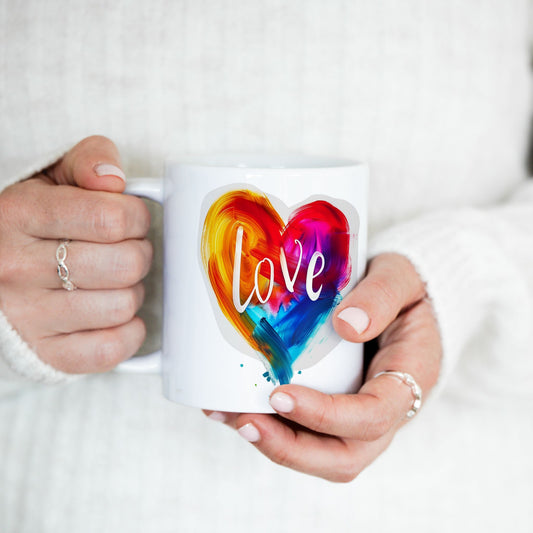 Nærbilde av Love in Color keramikkrus med håndmalt hjerte i sterke farger.