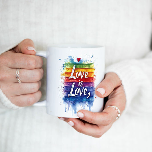 Nærbilde av Love is Love krus med kunstnerisk akvarellmotiv i regnbuens farger.