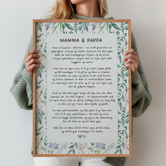 Kvinne holder innrammet Mamma og pappa-plakat med kjærlige ord. Diitalt produkt.