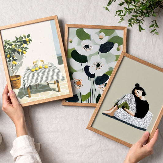 Plakatsett med tre illustrasjoner i serien Modern Gouache – Poetic Balance, med figurativ kunst, botaniske elementer og stilleben i rolige fargetoner.