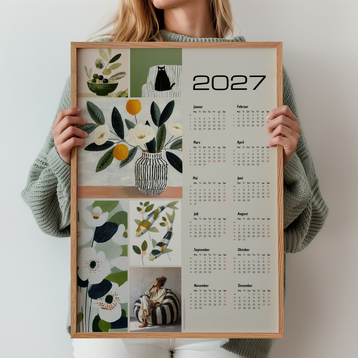 Illustrert Modern Gouache kalender 2027 holdt opp i eikeramme