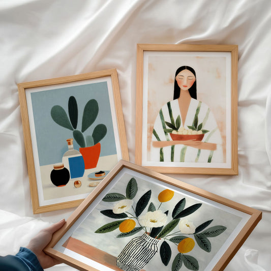 Plakatsett med tre illustrasjoner i serien Modern Gouache – Poetic Balance, med figurativ kunst, botaniske elementer og stilleben i rolige fargetoner.