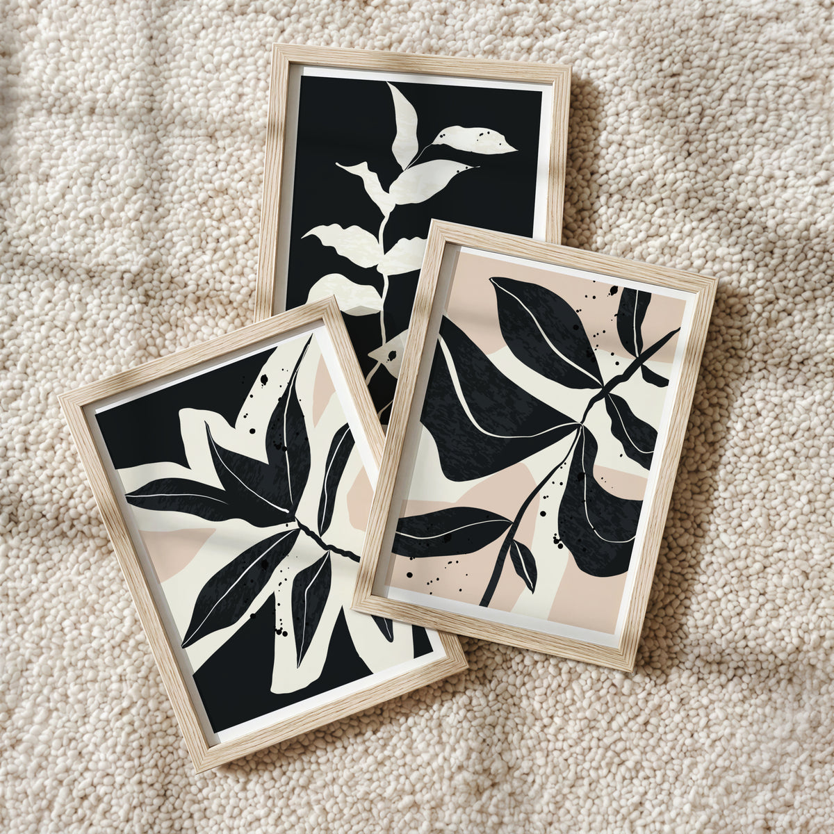 Tre plakater fra Monochrome Botanica Collection med grafiske botaniske motiver i sort og beige