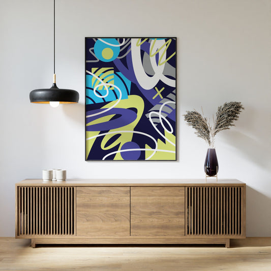Neon Orbit abstrakt plakat i sort ramme over moderne skjenk i nordisk interiør