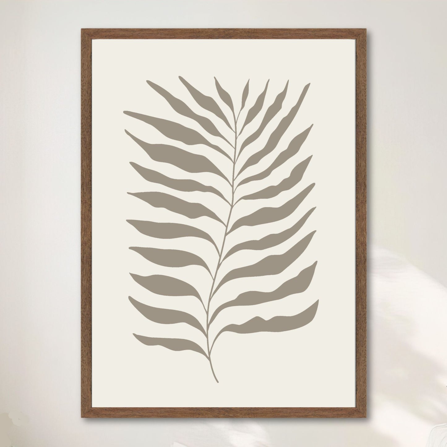 Palm Grace – botanisk plakat med palmeblad Illustrasjon viser plakat i valnøtt ramme.