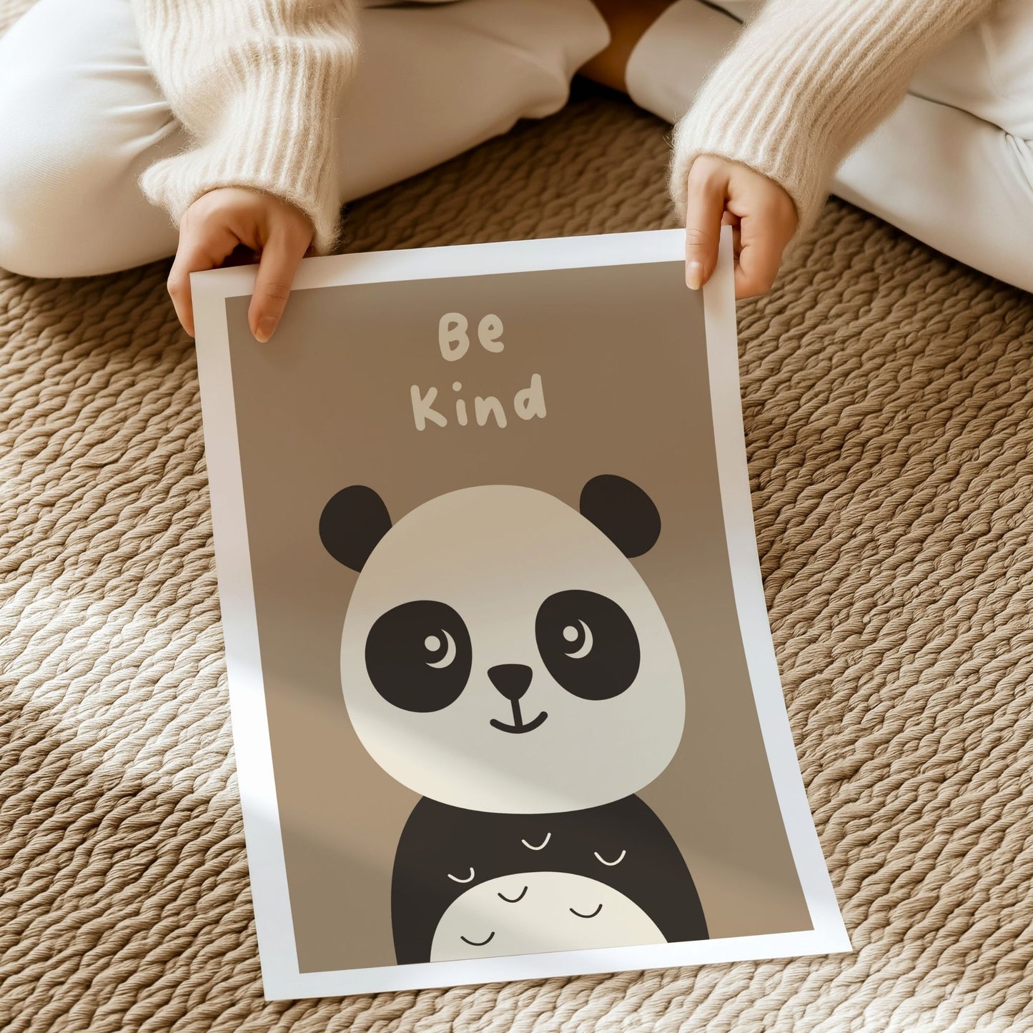 Panda plakat Be Kind med hvit kant vist liggende på gulv