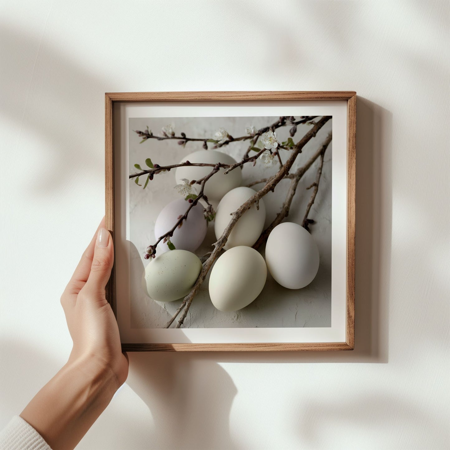 Kvadratisk minimalistisk påskeplakat med egg og vårblomster i treramme