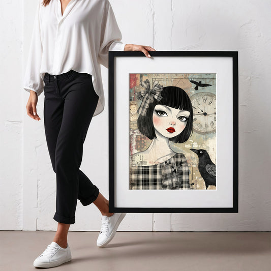 Grafisk kunstplakat av kvinne med mørkt hår og rød leppestift, ved siden av en ravn og en stor klokke i bakgrunnen – vintageinspirert portrett i collage-stil. Illustrasjon viser plakat med passepartout i sort ramme.